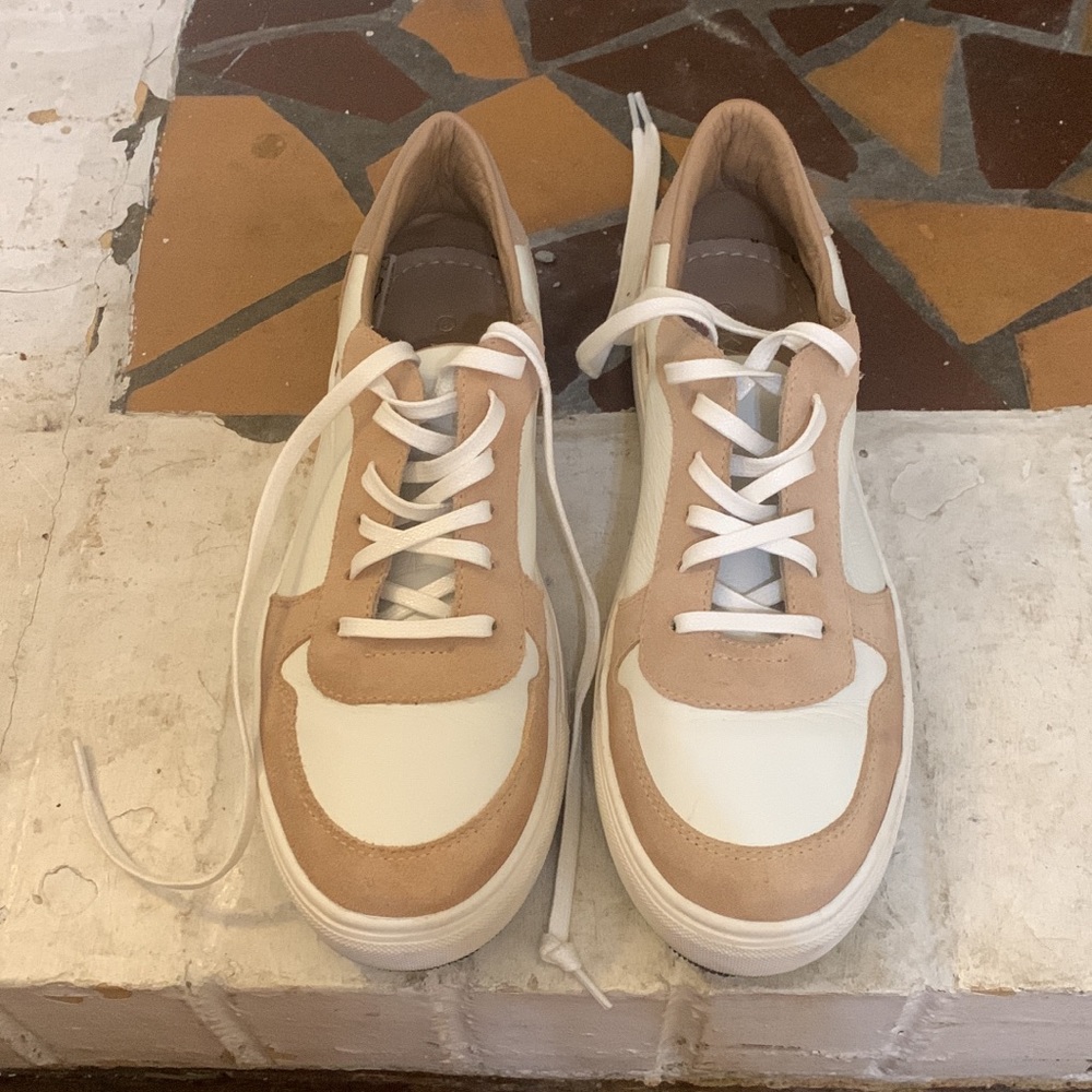 Kaanas size 8 sneaker